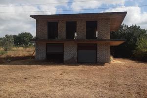 Manufatto con terreno agricolo