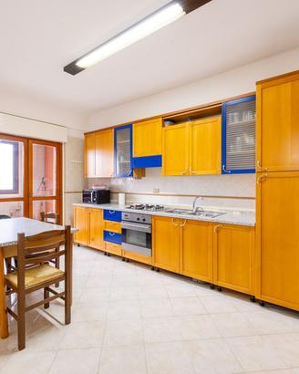CUCINA INTERA CON FRIGO E FORNO (ZONA ZISA-PA)