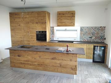 cucina e penisola con frontali legno vecchio recup