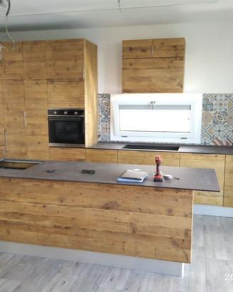cucina e penisola con frontali legno vecchio recup