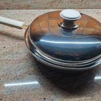 Pentola acciaio con un manico