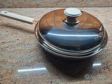 Pentola acciaio con un manico