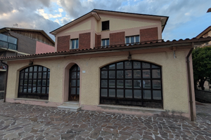 Stabile con 4 appartamenti e locale commerciale