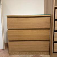 Cassettiera Malm con piano in vetro