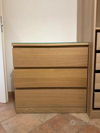 Cassettiera Malm con piano in vetro