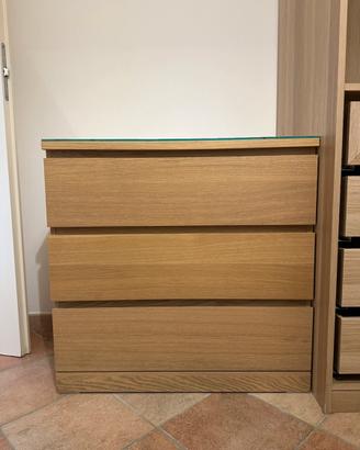 Cassettiera Malm con piano in vetro