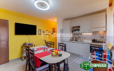 3 locali con cucina a vista e balcone.