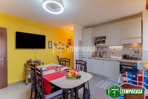 3 locali con cucina a vista e balcone.