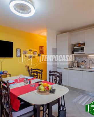 3 locali con cucina a vista e balcone.