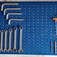 attrezzi da officina con pannello