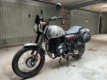 Royal Enfield SCRAM 411 accessoriata