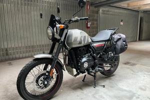 Royal Enfield SCRAM 411 accessoriata