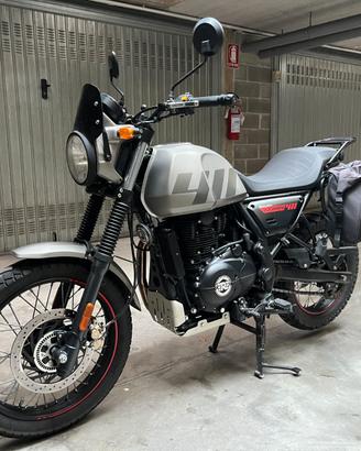 Royal Enfield SCRAM 411 accessoriata