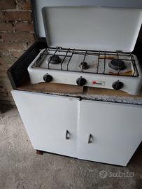 Fornello con mobile in metallo