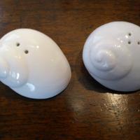 Sale e pepe in ceramica bianca forma di conchiglia