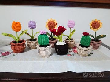 Vasetto con fiore realizzato ad uncinetto
