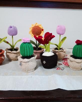 Vasetto con fiore realizzato ad uncinetto