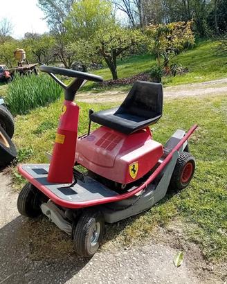 Trattorino rasaerba senza raccoglitore