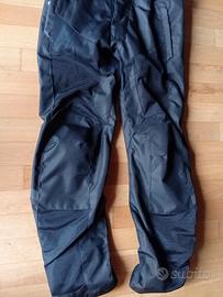 pantaloni da moto traforati