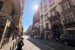 NEGOZIO A NAPOLI