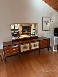 Credenza anni '60 con ante decorate