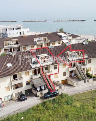 TRILOCALE SU DUE LIVELLI A DUE PASSI DAL MARE !!
