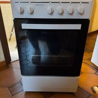 Cucina a gas con 4 fuochi e forno