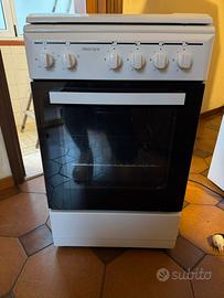 Cucina a gas con 4 fuochi e forno