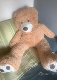 Orsacchiotto di peluche grande.