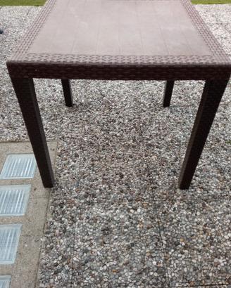 Tavolo quadrato da giardino 