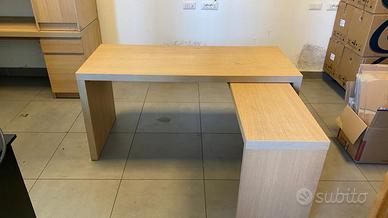 Scrivania con piano estraibile ad angolo