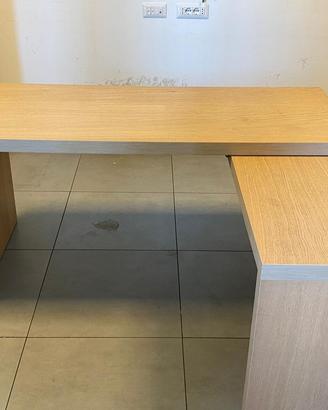 Scrivania con piano estraibile ad angolo