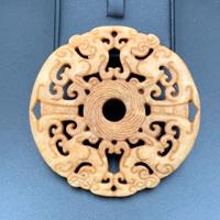 Ciondolo in giada antica intagliato a mano.