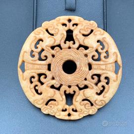 Ciondolo in giada antica intagliato a mano.