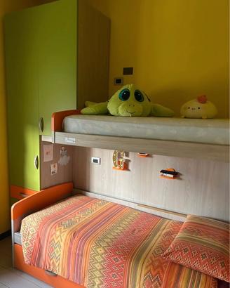 Cameretta e letto matrimoniale con contenitore