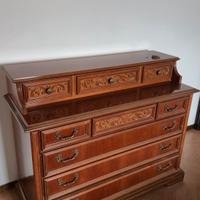 Cassettiera in legno con intagli decorativi