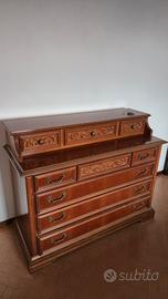 Cassettiera in legno con intagli decorativi