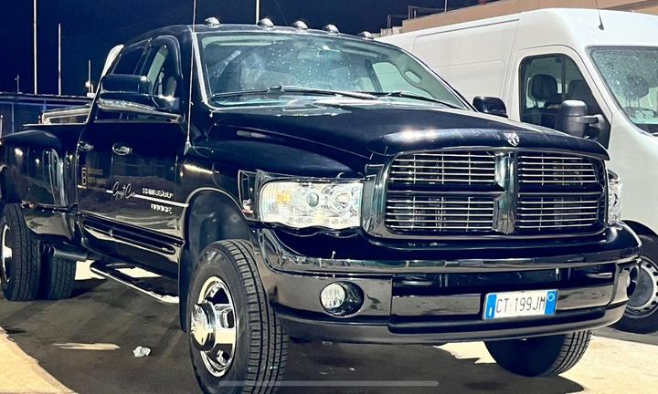 Dodge Ram 3500 doppie ruote posteriori