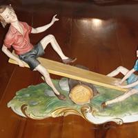 Statuina Capodimonte "Bambini sull'altalena"