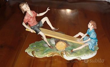 Statuina Capodimonte "Bambini sull'altalena"