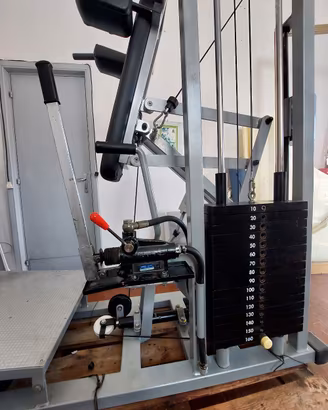 hack squat TECA perfettamente funzionante 