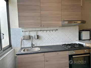 Cucina in linea completa di elettrodomestici