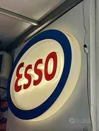 gigante insegna luminosa esso