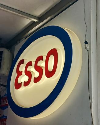 gigante insegna luminosa esso