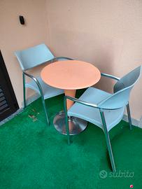 tavolo da giardino con due sedie