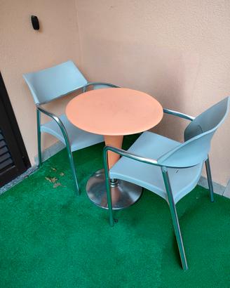 tavolo da giardino con due sedie