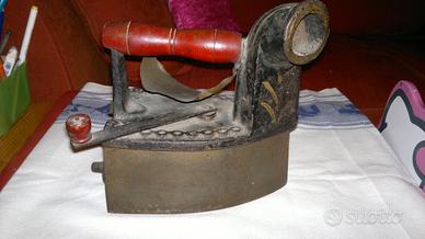 Antico ferro a carbone - altro a piastra su brace