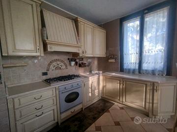 Cucina con ante in rovere massiccio