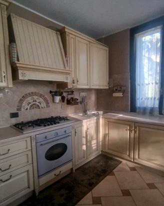 Cucina con ante in rovere massiccio