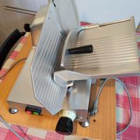 Affettatrice ad uso casalingo, lama 22 cm